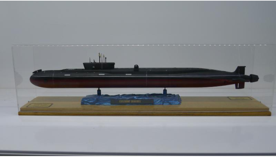      ջ  ɻ   49 .   . The Russian nuclear submarine "VLADIMIR MONOMAH" of the project "Borey" is 49 cm long in the gift box.