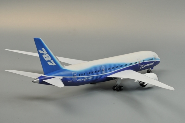 Сборная модель пассажирского авиалайнера Боинг 787-8 Дримлайнер, масштаб 1:144, артикул Звезда 7008. Длина 38,1 см. # 6 hobbyplus.ru