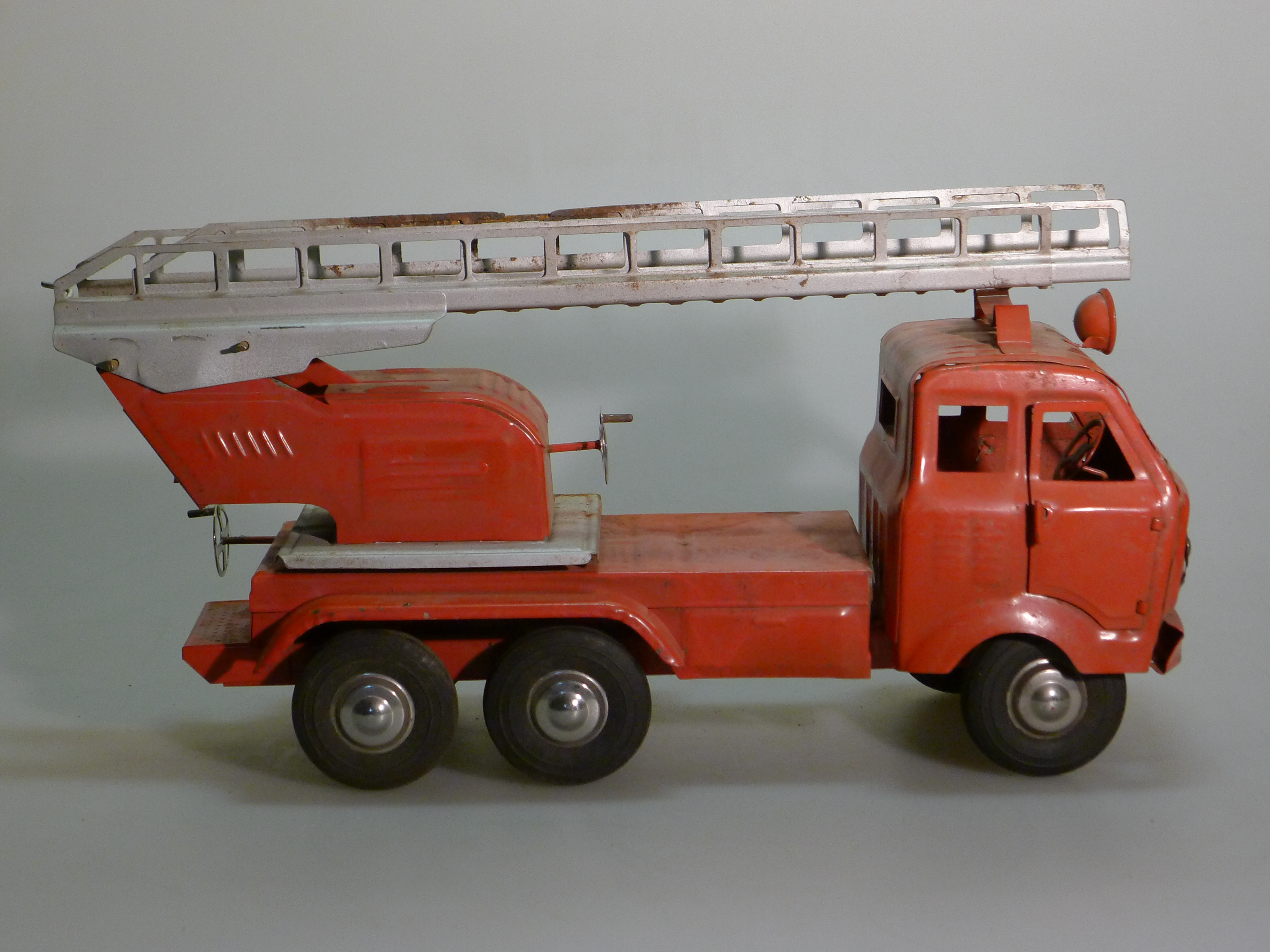 Деревянная развивающая игрушка Пожарная машина купить в интернет-магазине