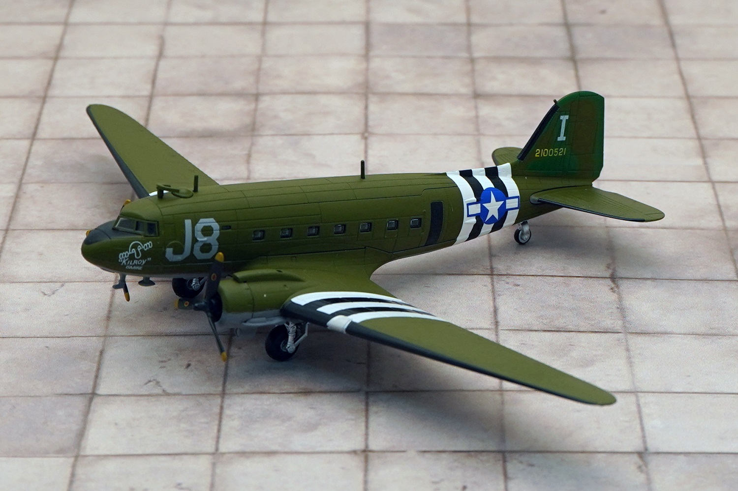     C-47, DC-3, .  1:100.   20 .   30 .  # 10 hobbyplus.ru