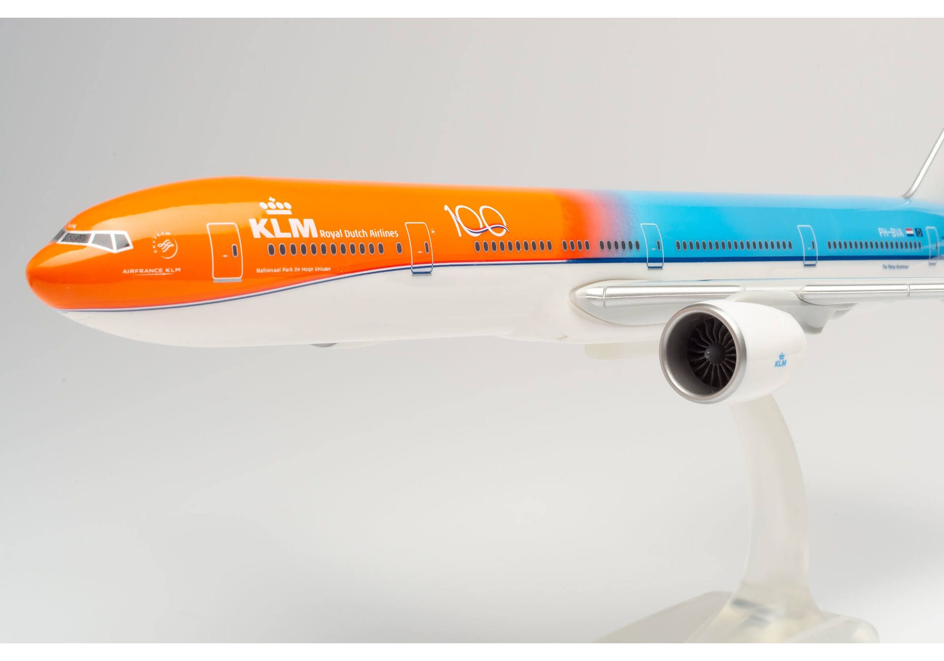 ������ �������� Boeing 777-300ER ������������ KLM. 1:200 611275-001. # 4 hobbyplus.ru
