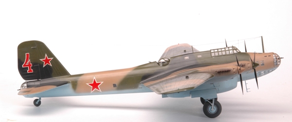 Сборная модель: Советский дальний бомбардировщик ПЕ-8, производство 