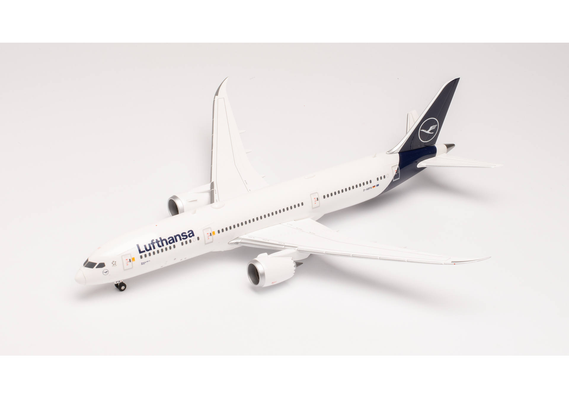 ������ �������� Lufthansa Boeing 787-9  � D-ABPA �Berlin�. 1:200 572033. # 3 hobbyplus.ru