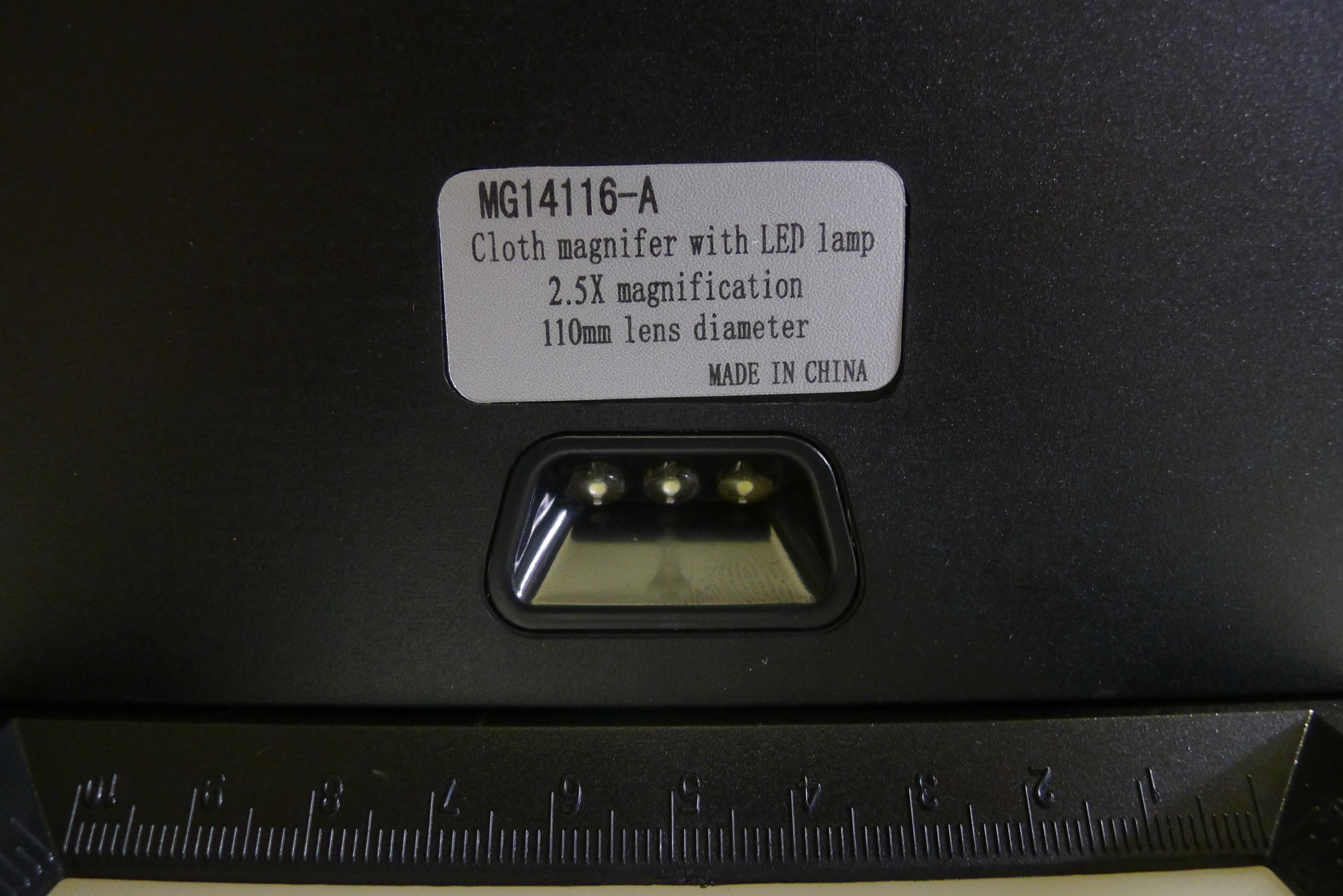 Лупа раскладная с подсветкой диаметр 110 мм, увеличение 2,5х, подсветка работает от трех батареек,  типа ааа 1,5V артикул MG14116-A # 3 hobbyplus.ru