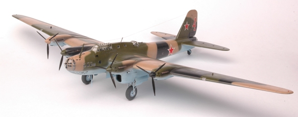 Сборная модель: Советский дальний бомбардировщик ПЕ-8, производство 