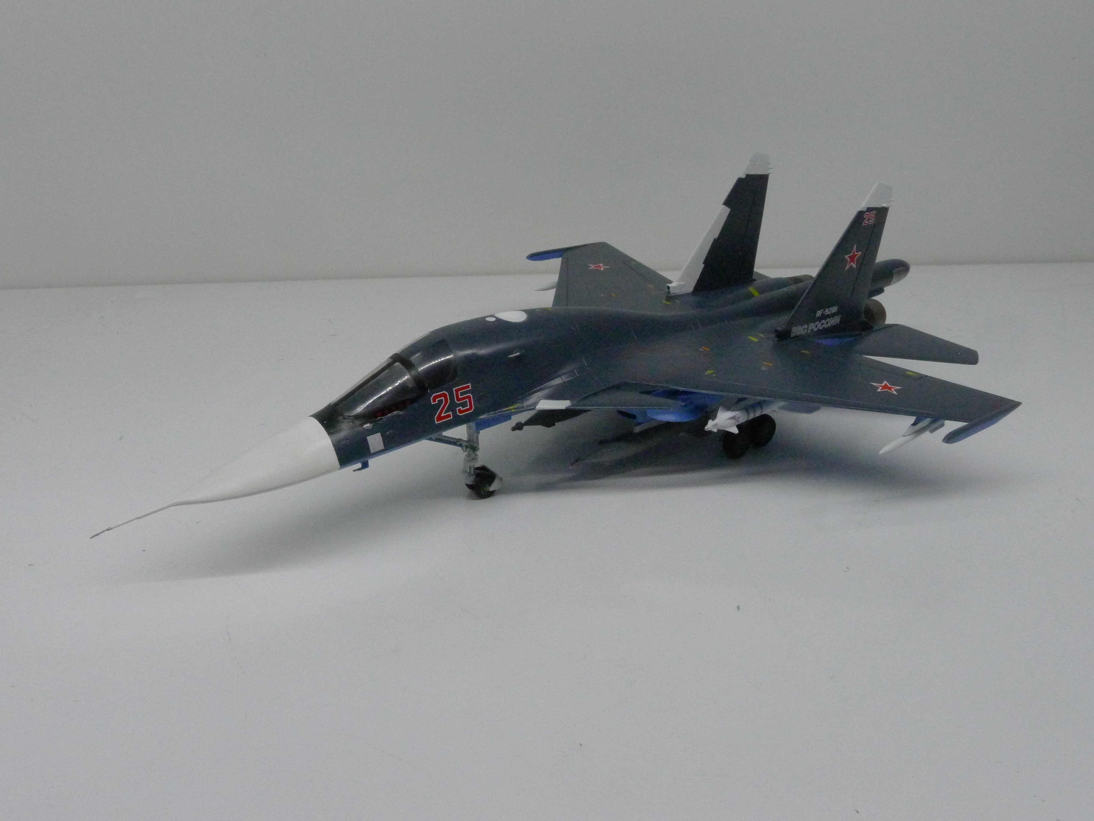        -34  1:72,   28 . ,  .  Model Russian front-line aircraft, the Su-34. Scale 1:72, hand made. # 6 hobbyplus.ru