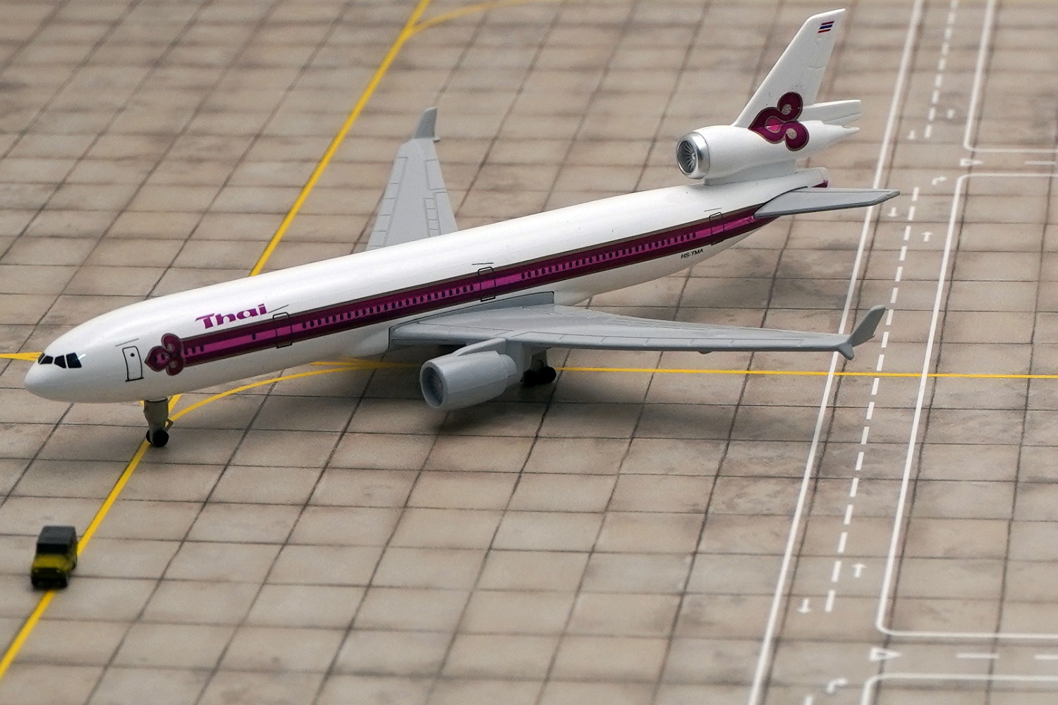   McDonnell Douglas MD-11 - .  # 1 hobbyplus.ru