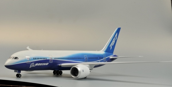 Сборная модель пассажирского авиалайнера Боинг 787-8 Дримлайнер, масштаб 1:144, артикул Звезда 7008. Длина 38,1 см. # 7 hobbyplus.ru