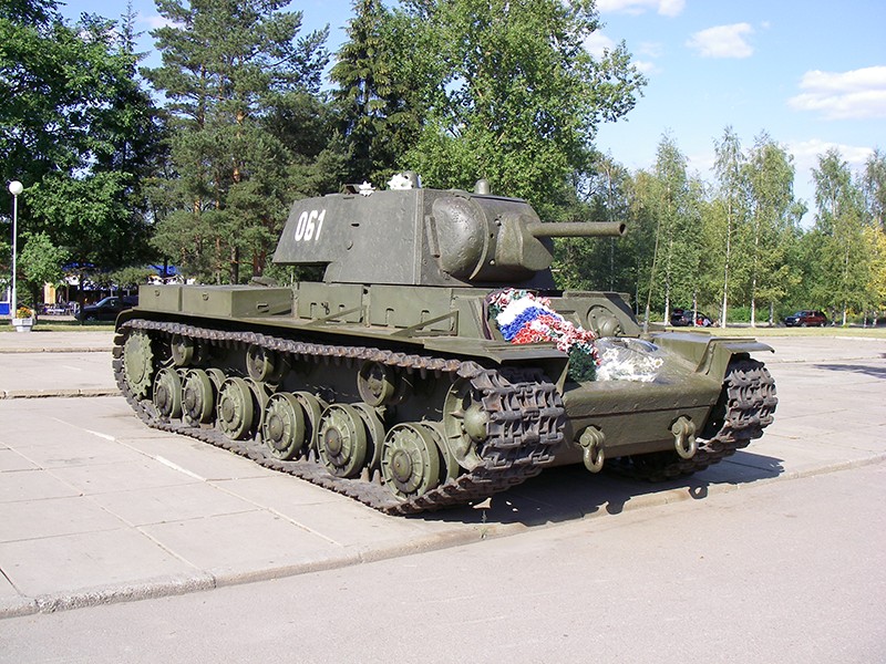 Сборная модель Советский тяжелый танк КВ-1, поздняя версия, производства ARK Models, масштаб 1/35, артикул: 35033 # 1 hobbyplus.ru