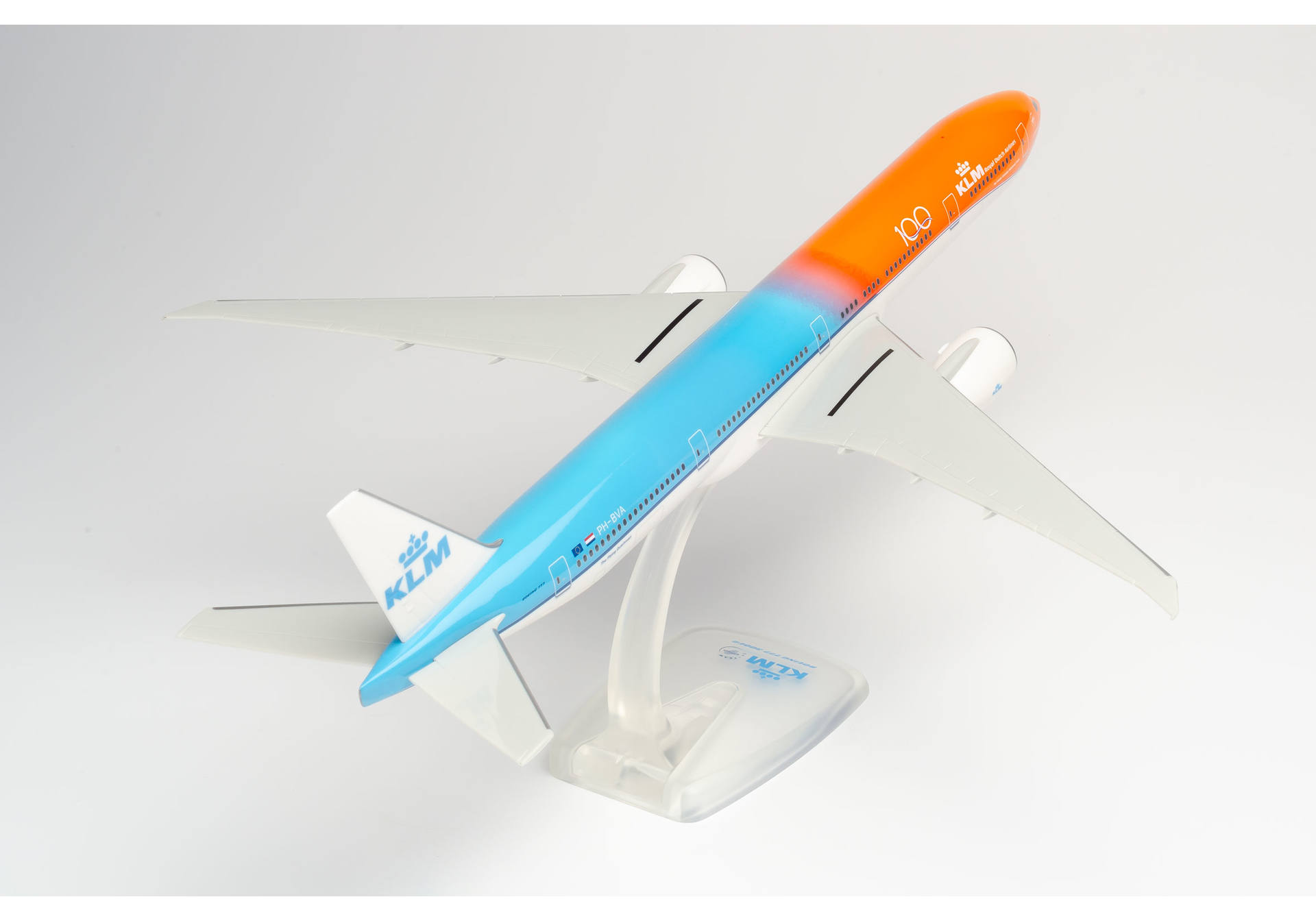 ������ �������� Boeing 777-300ER ������������ KLM. 1:200 611275-001. # 1 hobbyplus.ru