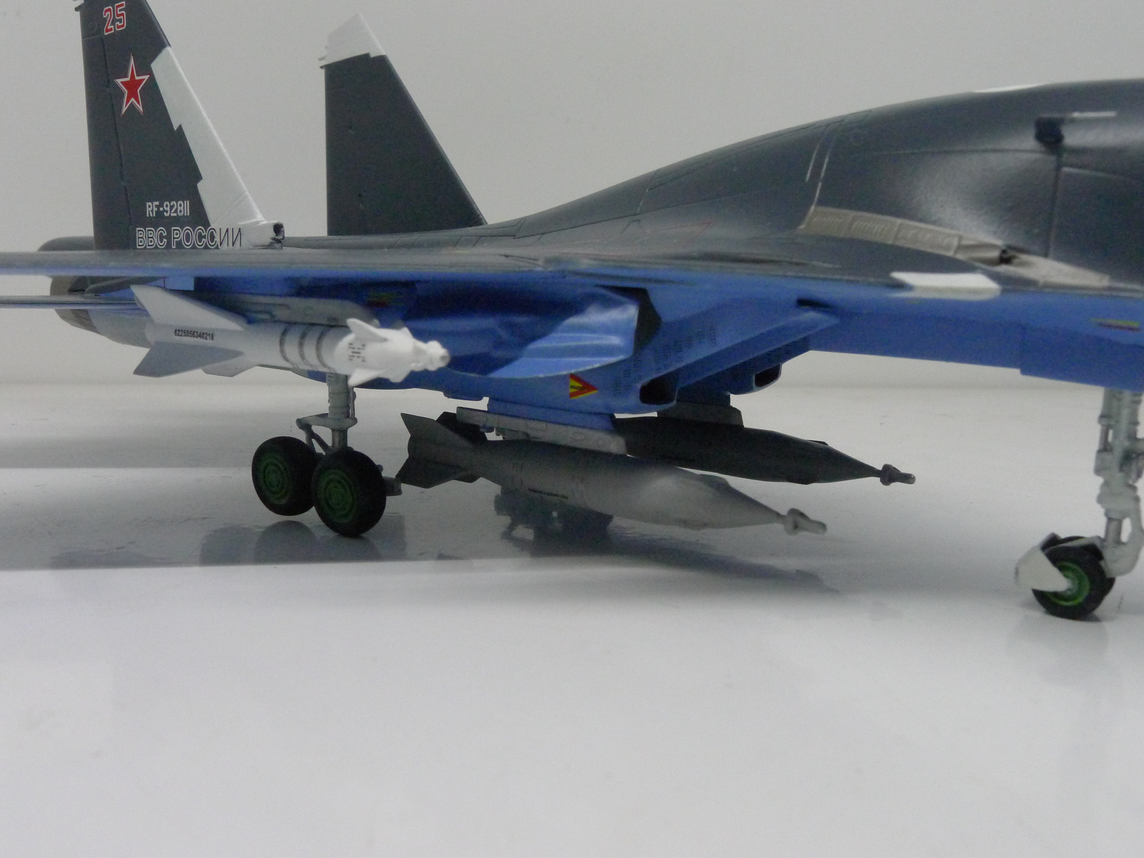        -34  1:72,   28 . ,  .  Model Russian front-line aircraft, the Su-34. Scale 1:72, hand made. # 8 hobbyplus.ru
