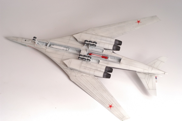 Подарочный набор сборной модели, стратегического бомбардировщика  ТУ-160, набор укомплектован клеем, кисточкой и 4 красками. Производства «Звезда» масштаб 1:144, артикул 7002ПН. # 4 hobbyplus.ru