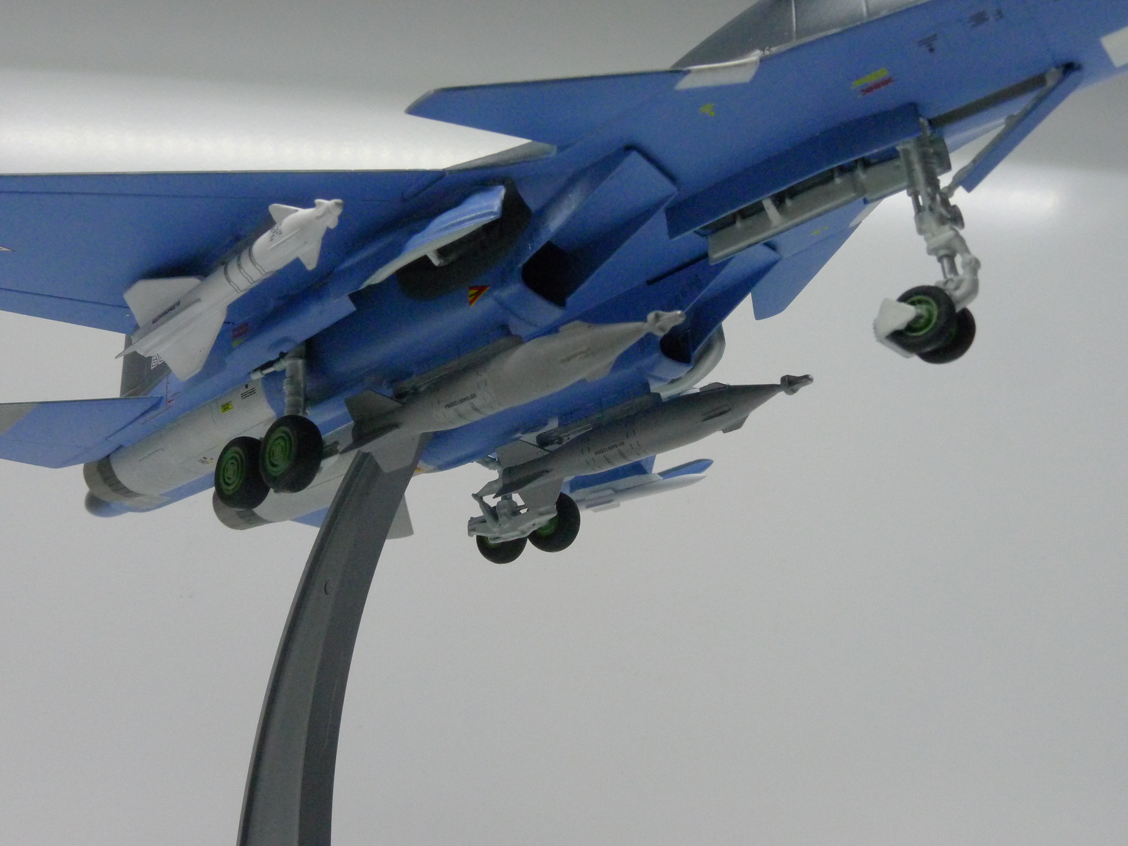        -34  1:72,   28 . ,  .  Model Russian front-line aircraft, the Su-34. Scale 1:72, hand made. # 4 hobbyplus.ru