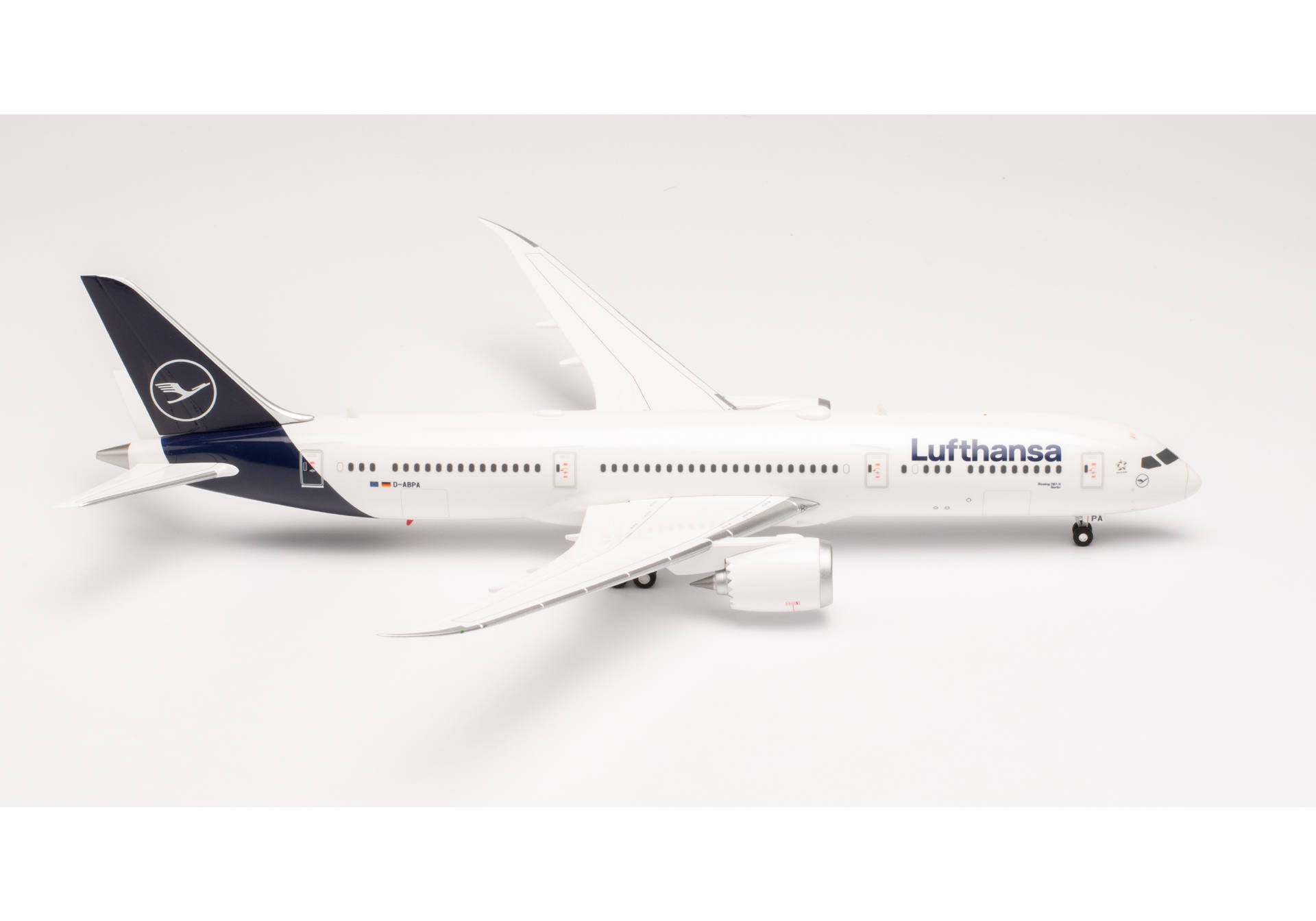 ������ �������� Lufthansa Boeing 787-9  � D-ABPA �Berlin�. 1:200 572033. # 1 hobbyplus.ru