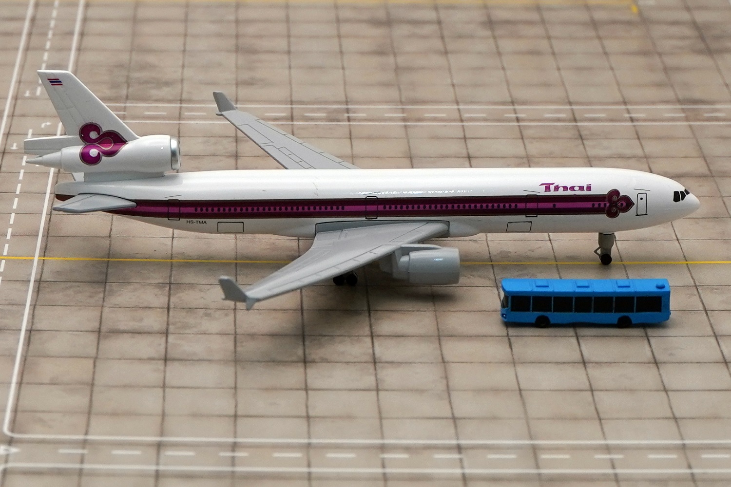   McDonnell Douglas MD-11 - .  # 2 hobbyplus.ru