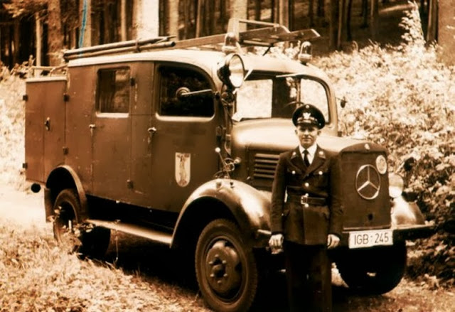 Германский грузовой пожарный автомобиль L1500S LLG (с прицепом и помпой)., ICM Art.: 35526 Масштаб: 1/35 # 19 hobbyplus.ru