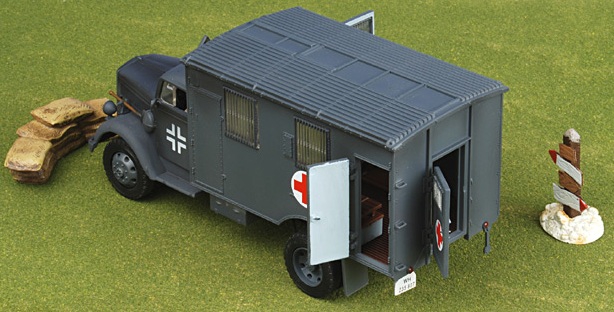 Модель немецкого грузовика Скорая помощь 4х4. Масштаб 1:32. Артикул 80073 # 5 hobbyplus.ru