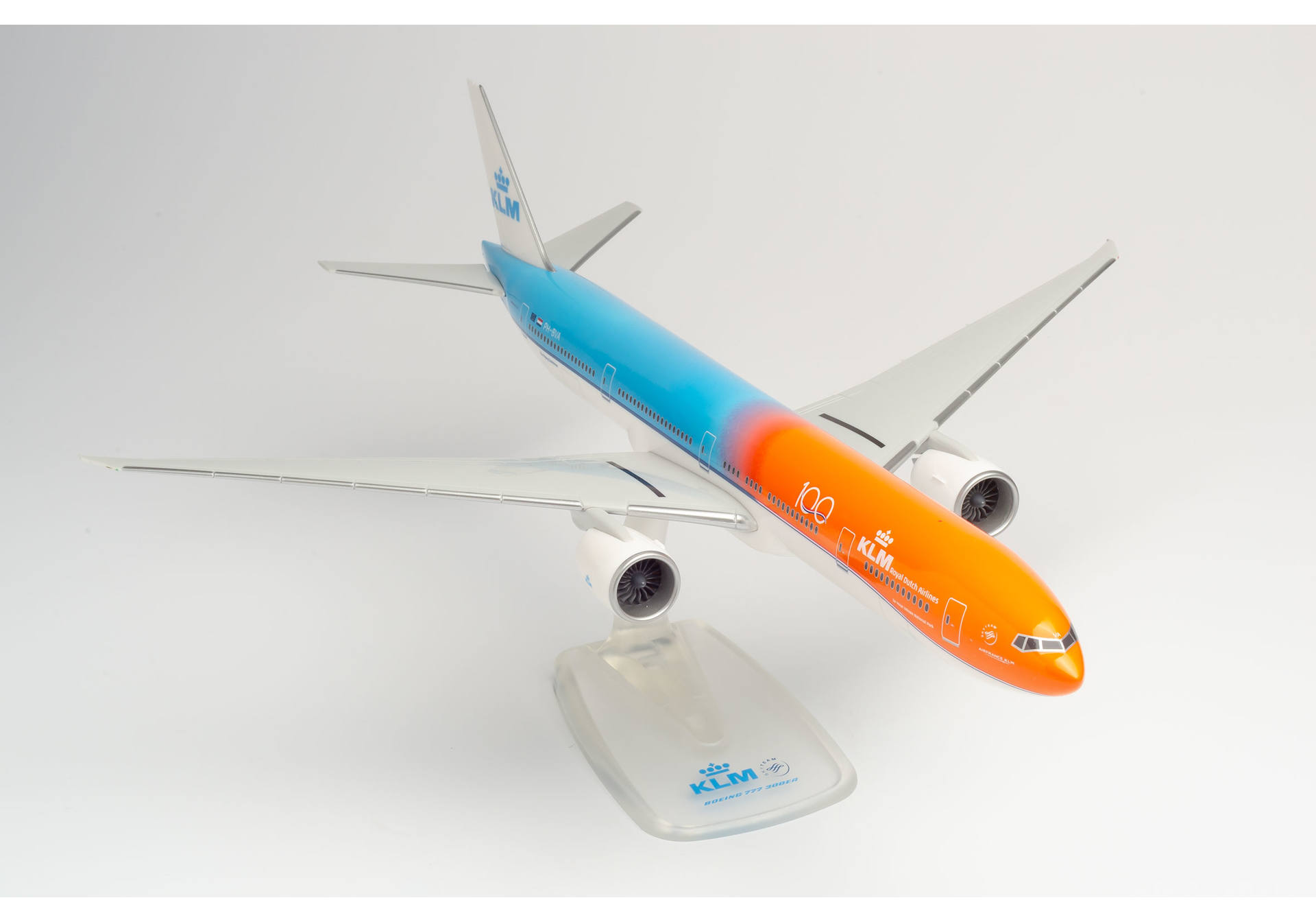 ������ �������� Boeing 777-300ER ������������ KLM. 1:200 611275-001. # 2 hobbyplus.ru