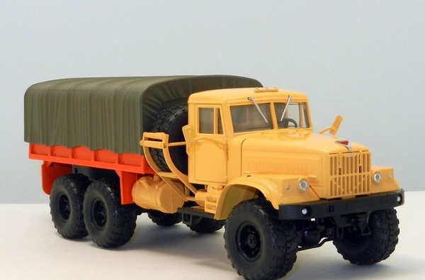 Масштабная модель КрАЗ 255Б бортовой с тентом (1979), оранжевый, масштаб 1:43. Производитель Наш Автопром. Артикул Н289.о.  # 1 hobbyplus.ru