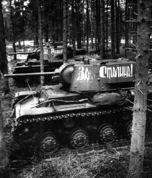 Сборная модель Советский тяжёлый танк КВ-1 образца 1941 года, ранняя версия, производства ARK Models, масштаб 1/35, артикул: 35020 # 4 hobbyplus.ru