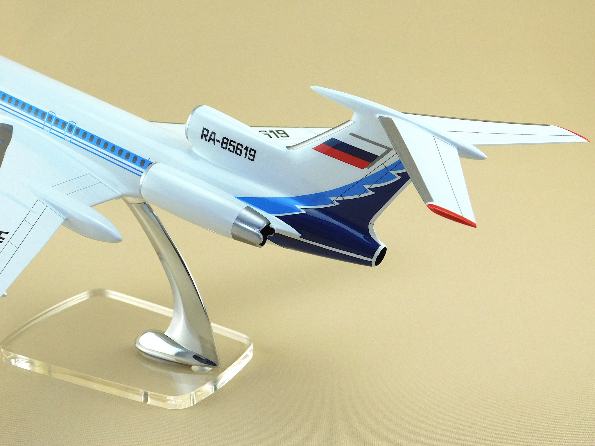 ������ �������� ��-154� (�1:100, ������, RA-85619, ���� ������) # 5 hobbyplus.ru