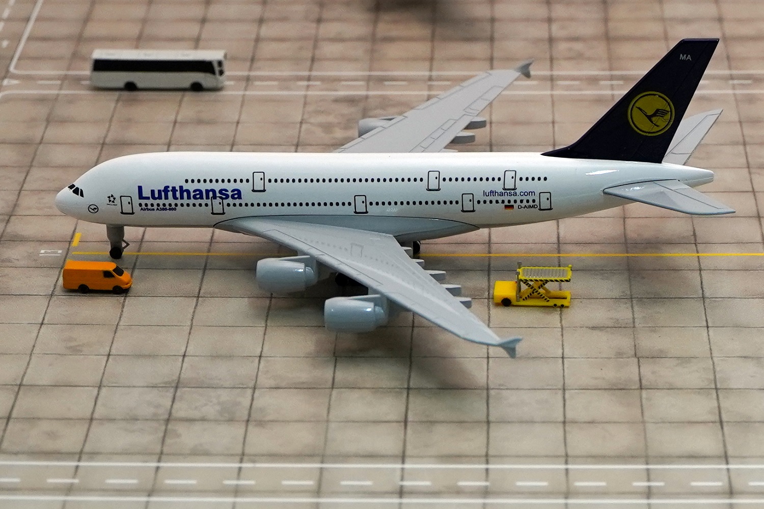   Airbus A380  Lufthansa. # 2 hobbyplus.ru