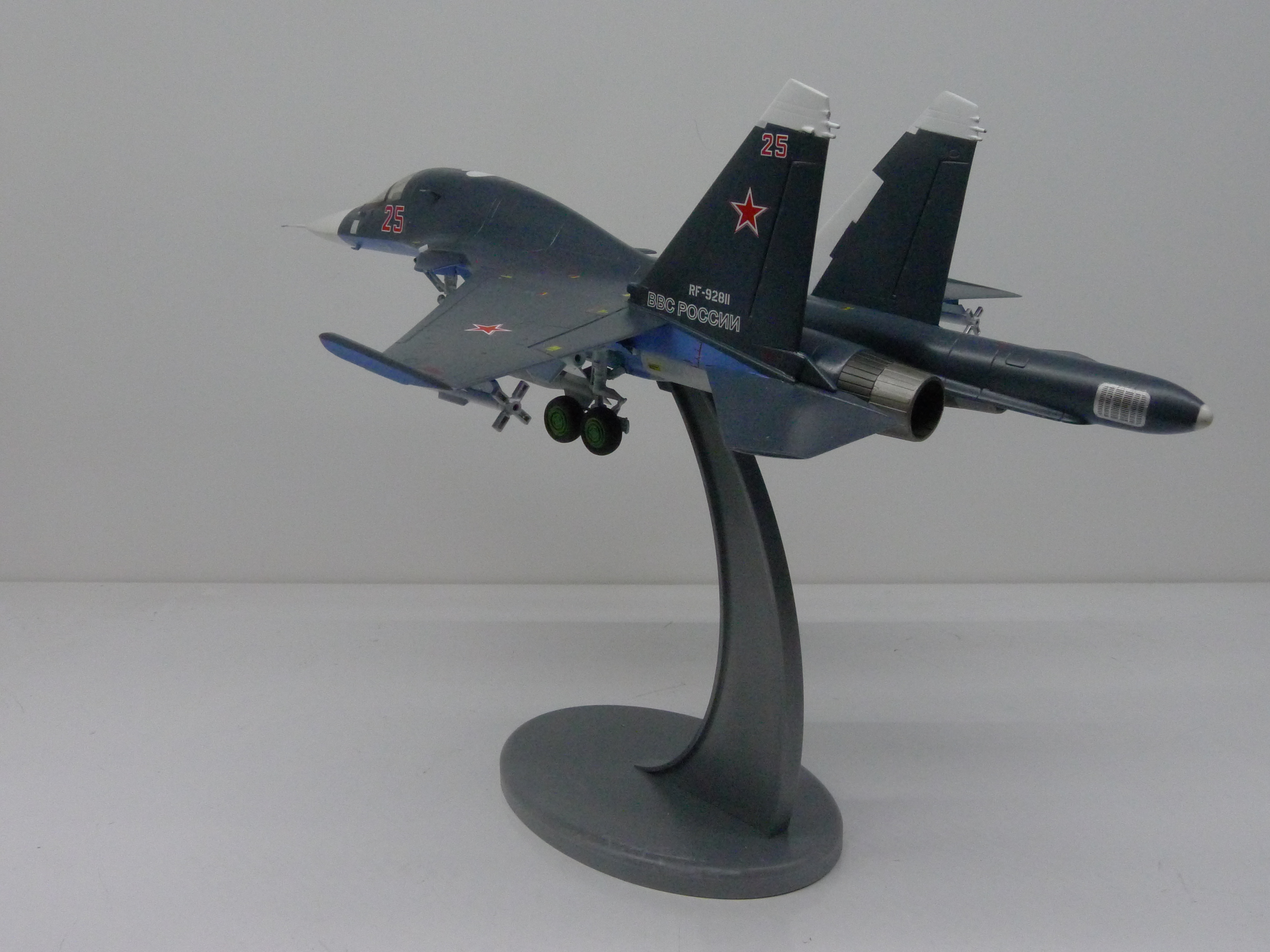        -34  1:72,   28 . ,  .  Model Russian front-line aircraft, the Su-34. Scale 1:72, hand made. # 3 hobbyplus.ru