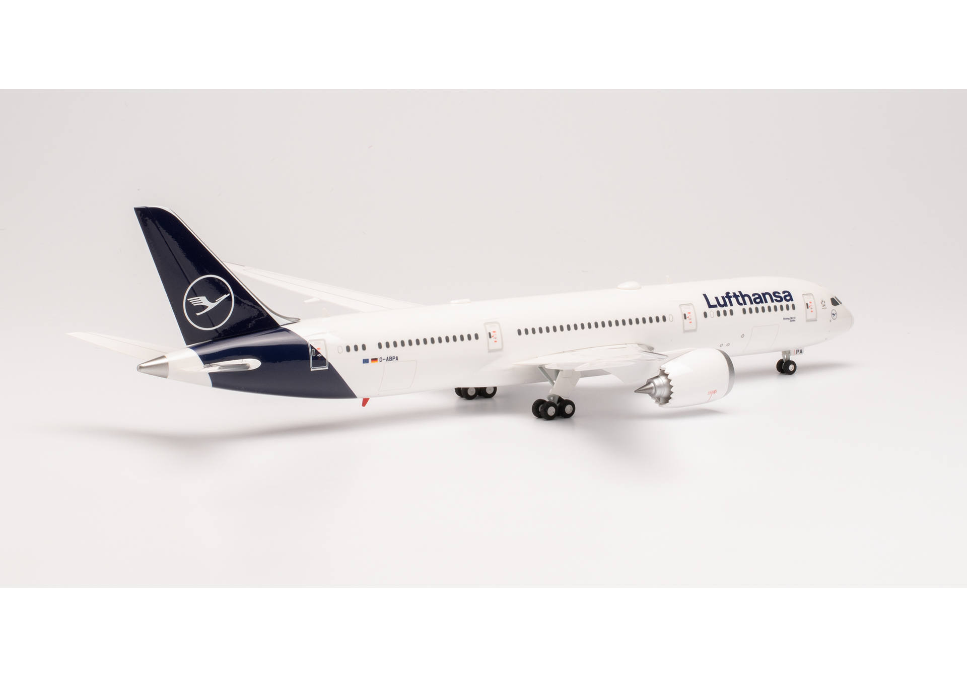 ������ �������� Lufthansa Boeing 787-9  � D-ABPA �Berlin�. 1:200 572033. # 2 hobbyplus.ru