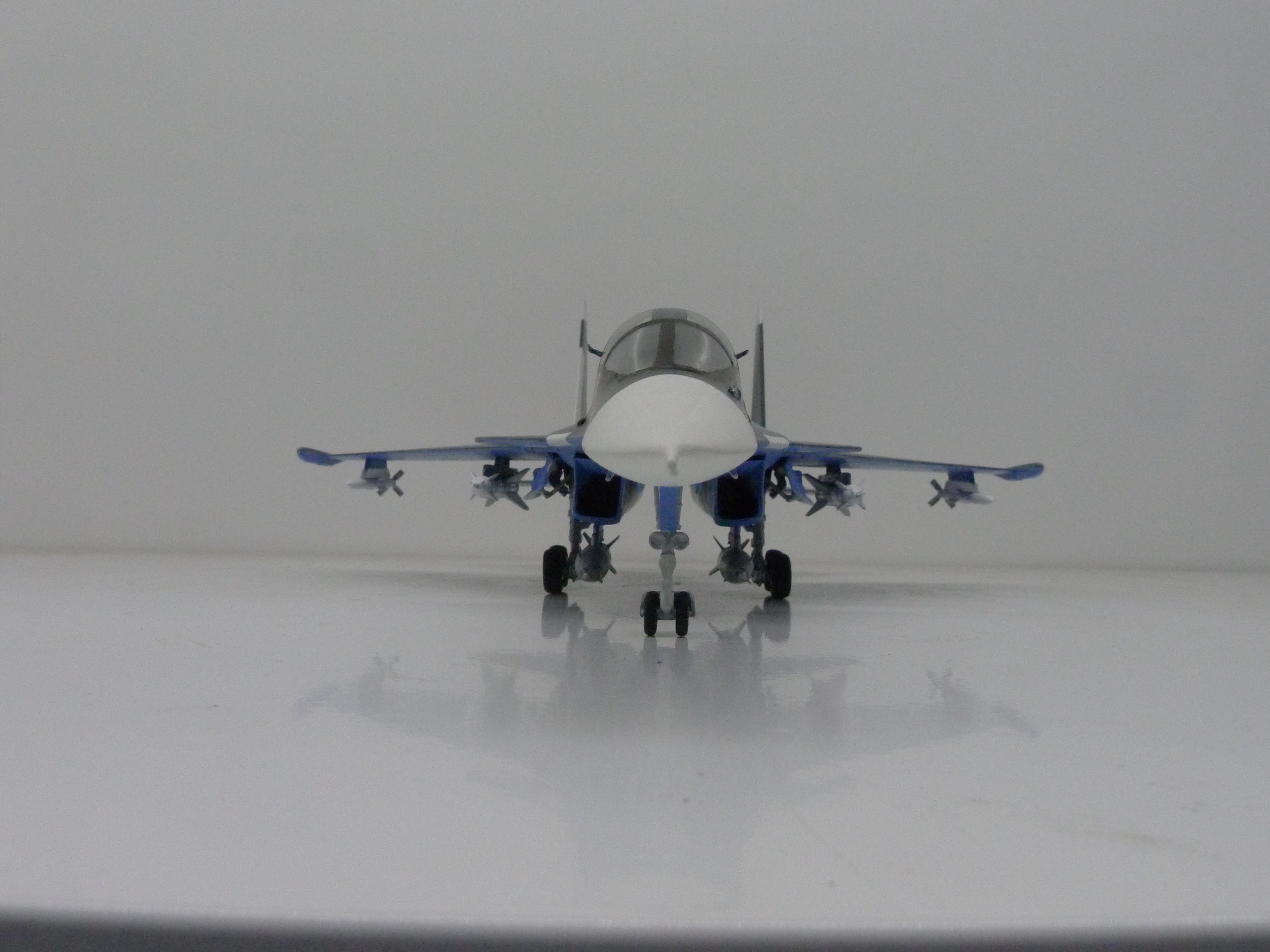        -34  1:72,   28 . ,  .  Model Russian front-line aircraft, the Su-34. Scale 1:72, hand made. # 7 hobbyplus.ru