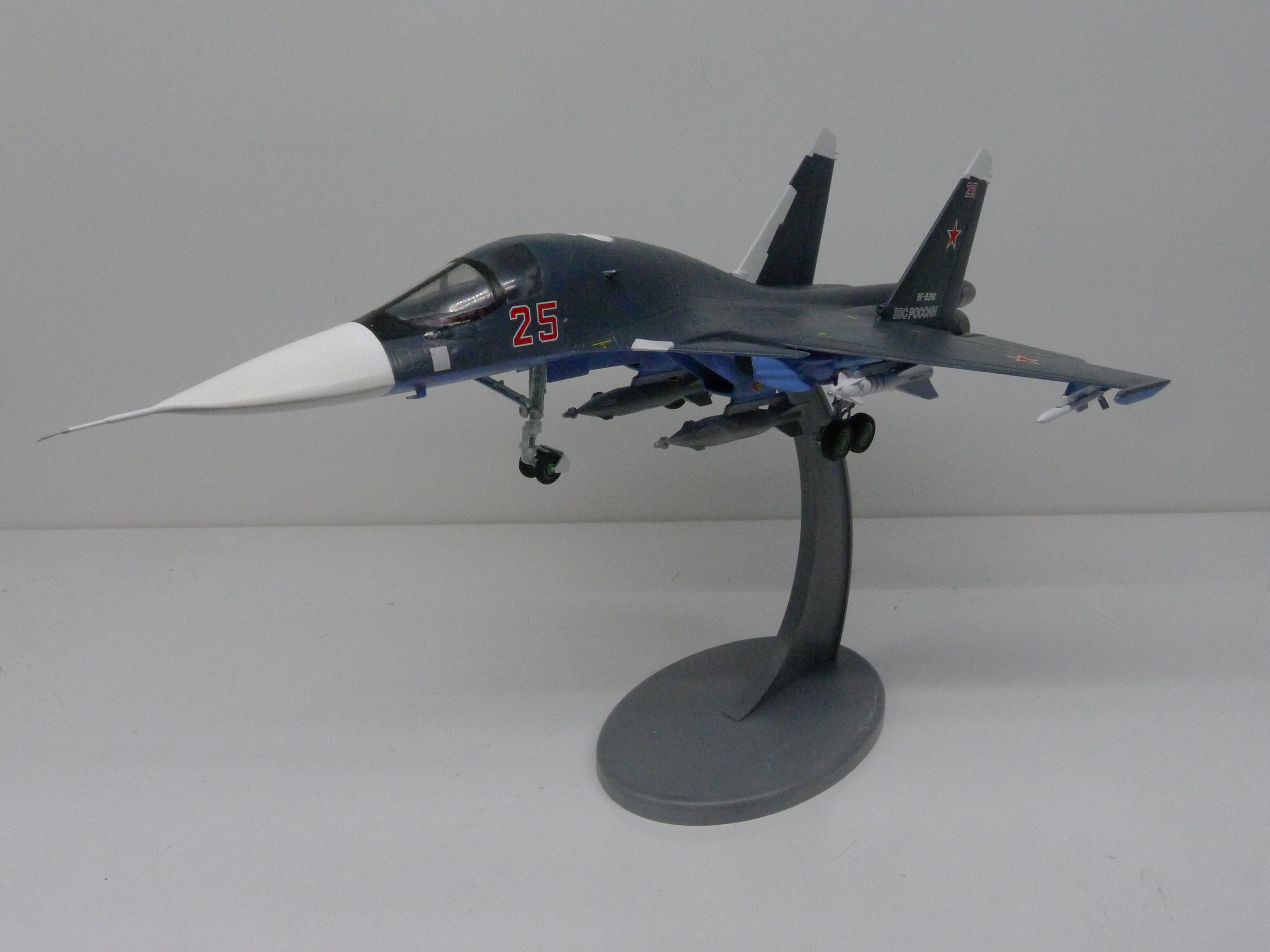        -34  1:72,   28 . ,  .  Model Russian front-line aircraft, the Su-34. Scale 1:72, hand made. # 2 hobbyplus.ru