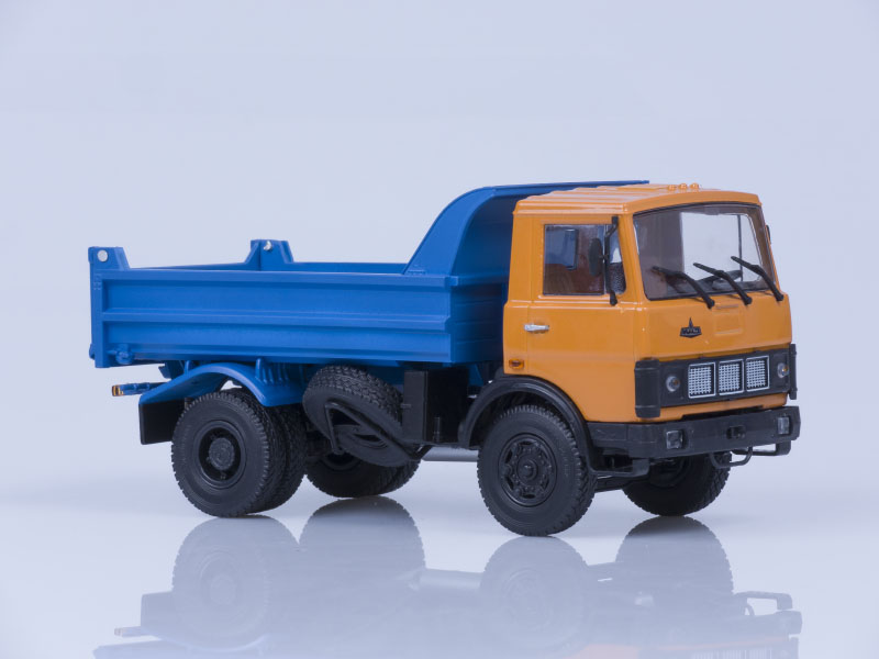  Модель автомобиля МАЗ-5551 самосвал (ранняя кабина, оранжево-синий), 1988 г. металл. рама, откидывающаяся кабина, масштаб 1:43. Производитель Автоистория (АИСТ). Артикул 100497. # 1 hobbyplus.ru