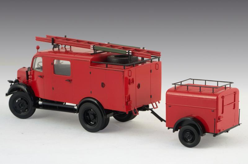 Германский легкий пожарный автомобиль L1500S LF 8, ICM Art.: 35527 Масштаб: 1/35 # 6 hobbyplus.ru