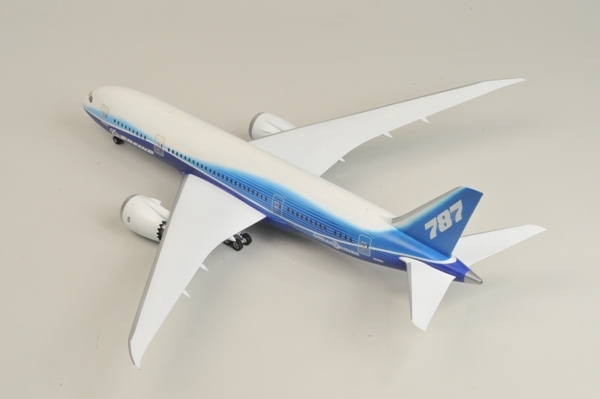 Сборная модель пассажирского авиалайнера Боинг 787-8 Дримлайнер, масштаб 1:144, артикул Звезда 7008. Длина 38,1 см. # 5 hobbyplus.ru
