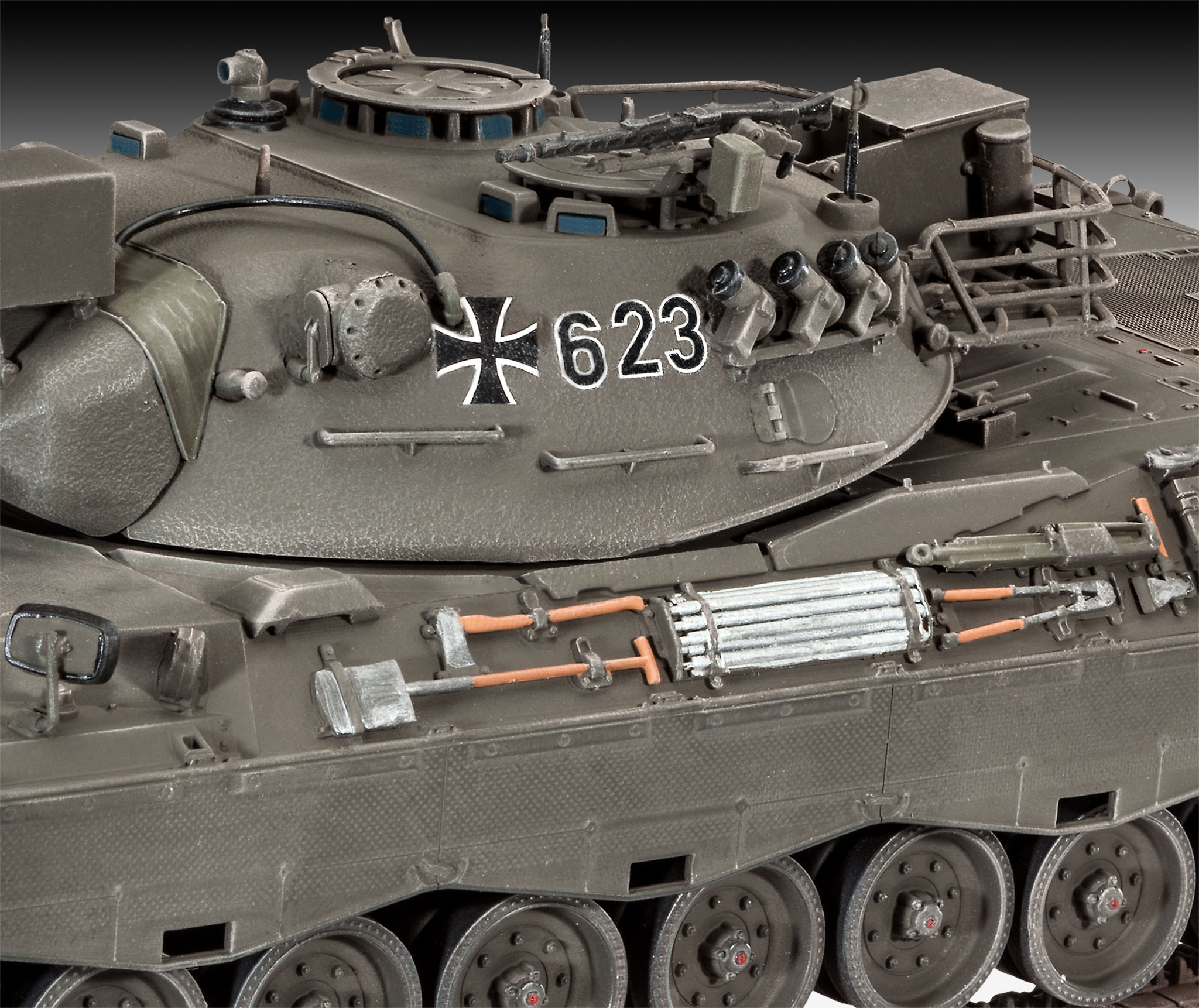 Сборная модель Revell немецкого танка Leopard 1A1 в масштабе 1:35.  # 5 hobbyplus.ru