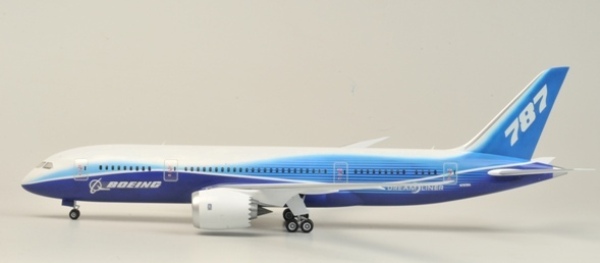 Сборная модель пассажирского авиалайнера Боинг 787-8 Дримлайнер, масштаб 1:144, артикул Звезда 7008. Длина 38,1 см. # 4 hobbyplus.ru
