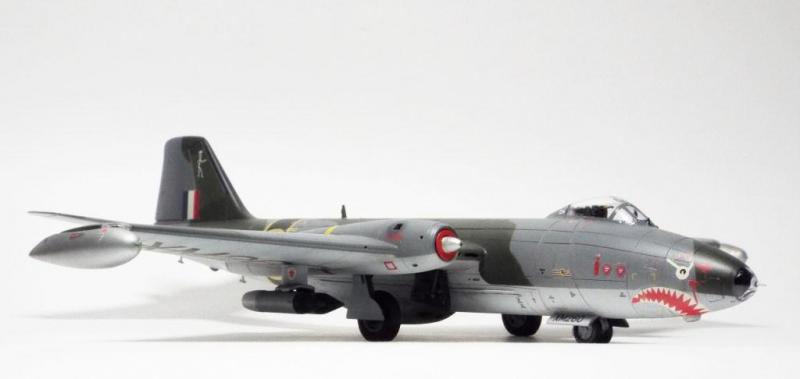 Сборная модель Английский средний бомбардировщик Инглиш Электрик «Канберра» B(I) Mk.8, масштаб 1:72. # 1 hobbyplus.ru