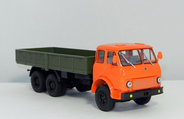 Масштабная модель МАЗ-514, бортовой, оранжевый/зеленый, масштаб 1:43. Производитель Наш Автопром. Артикул Н298.   # 1 hobbyplus.ru