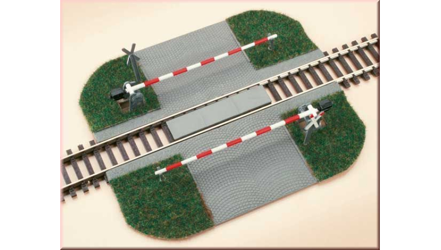 Железнодорожный переезд со шлагбаумом,  к железной дороге  НО масштаб 1:87 16 мм AUHAGEN артикул 41582.