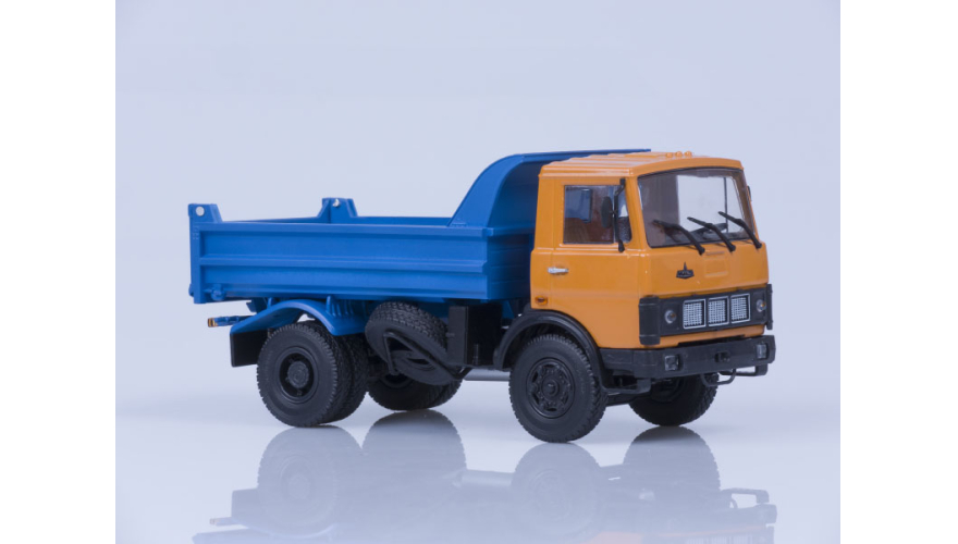  Модель автомобиля МАЗ-5551 самосвал (ранняя кабина, оранжево-синий), 1988 г. металл. рама, откидывающаяся кабина, масштаб 1:43. Производитель Автоистория (АИСТ). Артикул 100497.