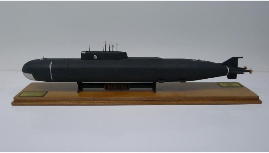       -141 .     .   45 ,   47 . Model of the Russian nuclear submarine missile boat K-141 "Kursk". On the pedestal in the gift box. 