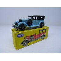 Масштабированная игрушка автомобиля ISSOTA FRASCHINI голубая 1926 года. Изготовлена в Польше ESTETYKA в 80 годах.