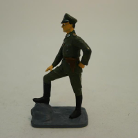 Оловянная покрашенная фигура в масштабе 1:35. Немецкий офицер в патруль. Оловянные солдатики.