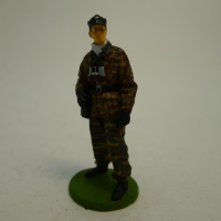 Оловянная покрашенная фигура в масштабе 135. Немецкий офицер в комуфляже. Оловянные солдатики.