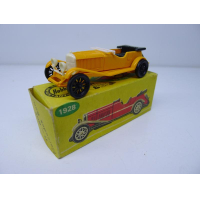 Масштабированная игрушка автомобиля MERCEDES BENZ жёлтый 1928 года. Изготовлена в Польше ESTETYKA в 80 годах.